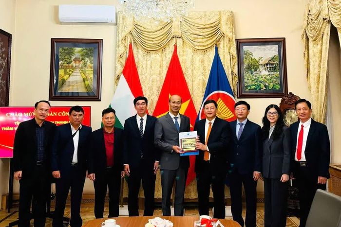 Đoàn công tác tỉnh Thanh Hóa tặng quà lưu niệm cho Đại sứ quán Việt Nam tại Hungary. Ảnh: Sở Ngoại vụ