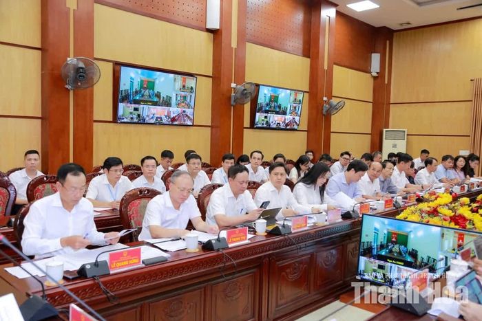 Phó Chủ tịch UBND tỉnh Lê Quang Hùng cùng các đại biểu dự hội nghị.