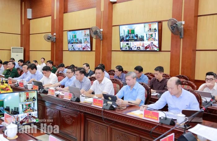 Phó Chủ tịch UBND tỉnh Cao Văn Cường cùng các đại biểu dự hội nghị.