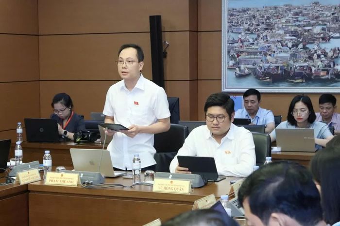 Đại biểu Phạm Thế Anh, Đoàn ĐBQH tỉnh Thanh Hoá thảo luận tại tổ. Ảnh: An Nhiên.