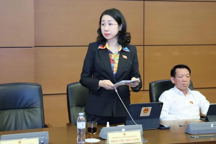 Đại biểu Phan Thị Thuỳ Linh, Đoàn ĐBQH tỉnh Thanh Hoá thảo luận tại tổ. Ảnh: An Nhiên