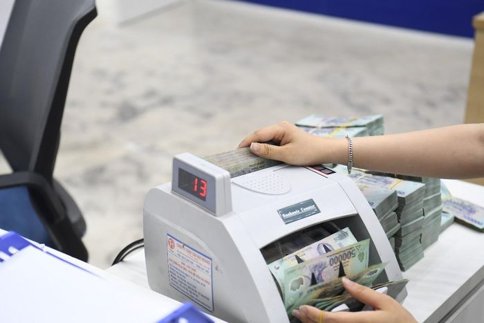 Các ngân hàng đồng loạt giảm lãi suất huy động các kỳ hạn từ 6 tháng trở lên sau chỉ đạo của Chính phủ và Ngân hàng Nhà nước (Ảnh: PL).