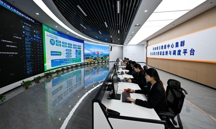 Nhân viên kiểm tra thiết bị điện toán tại một công ty công nghệ siêu máy tính ở Khu mới Horinger. Ảnh: Xinhua/Li Zhipeng.