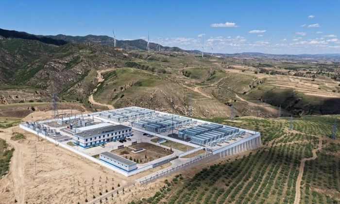 Trạm lưu trữ điện gió và điện mặt trời của Công ty Năng lượng mới Huadian, thuộc dự án trình diễn cung cấp năng lượng xanh cho cụm trung tâm dữ liệu Horinger tại Hohhot. Ảnh: Xinhua/Li Zhipeng.
