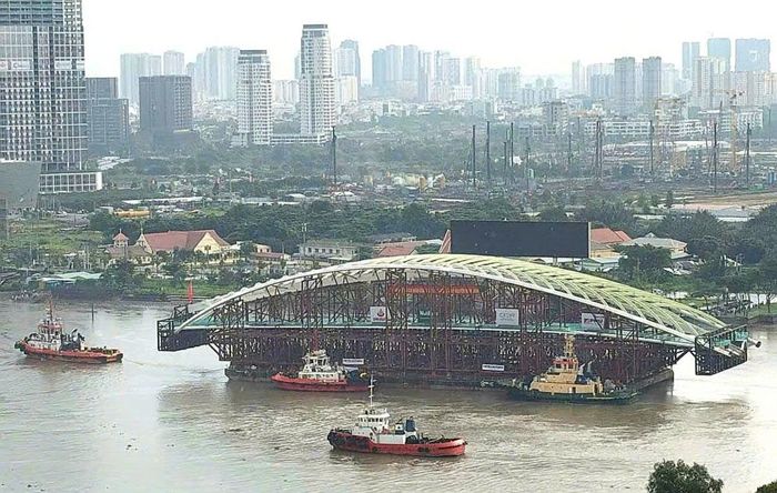 Sà lan lai dắt vòm sắt nhịp chính cầu đi bộ đã neo đậu tại Bến Bạch Đằng chiều 19/10/2026. Ảnh: Văn Quyết