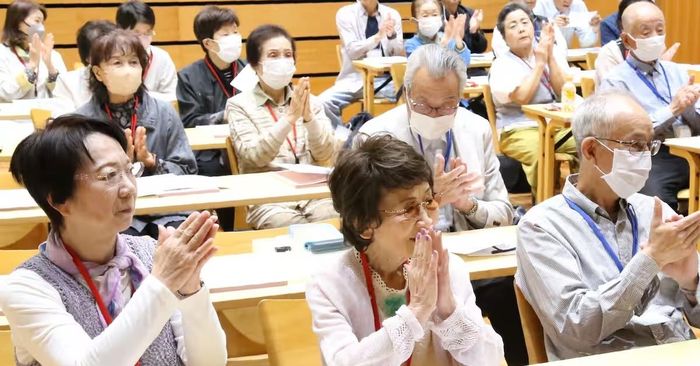 Những "sinh viên" cao tuổi theo học tại Đại học Kimitsu Ikiiki 100 tuổi. Ảnh: Sankei Shimbun