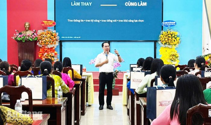 Đại biểu nghe chuyên đề “Công tác nữ công trong thời đại số: Cơ hội, thách thức và cách tiếp cận mới”.