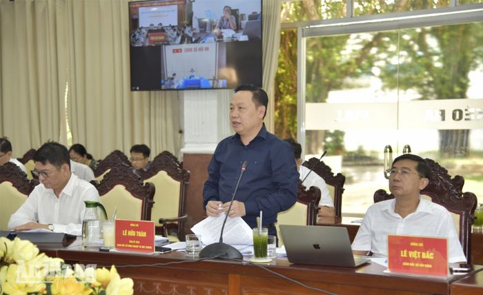 Giám đốc Sở Nông nghiệp và Môi trường tỉnh An Giang Lê Hữu Toàn báo cáo tại hội nghị.