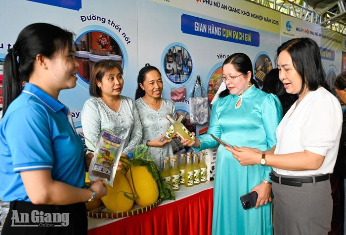Đại biểu tham quan các gian hàng.