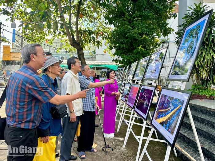 Đại biểu xem các ảnh nghệ thuật được trưng bày tại triển lãm.