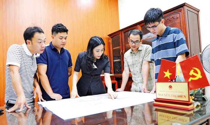  Đồng chí Nguyễn Thị Hiên, Phó Chủ tịch UBND phường Yên Phong kiêm Trưởng Phòng Kinh tế, Hạ tầng và Đô thị rà soát nhiệm vụ chuyên môn. 