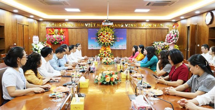  Các đại biểu chúc mừng nhân Ngày Phụ nữ Việt Nam 20/10. 