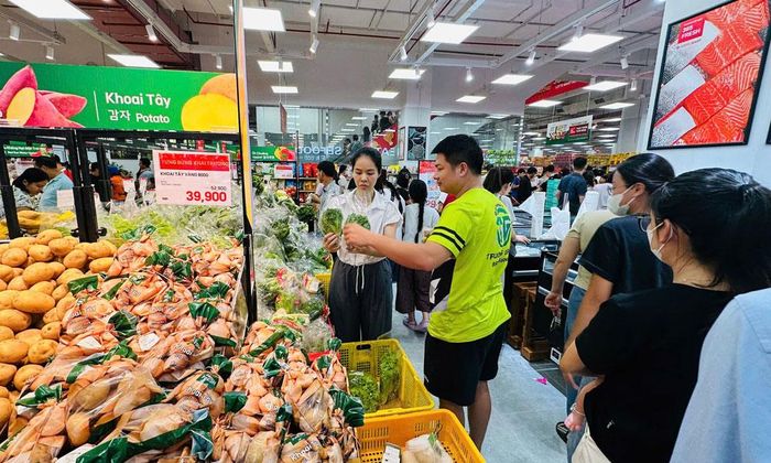 Khách mua sắm tại Siêu thị Lotte Mart Bắc Giang.