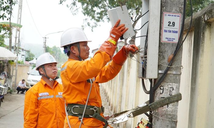 Nhân viên Điện lực Hiệp Hòa kiểm tra hệ đếm điện sau Trạm biến áp Tân Thành nhằm bảo đảm thiết bị hoạt động chính xác.