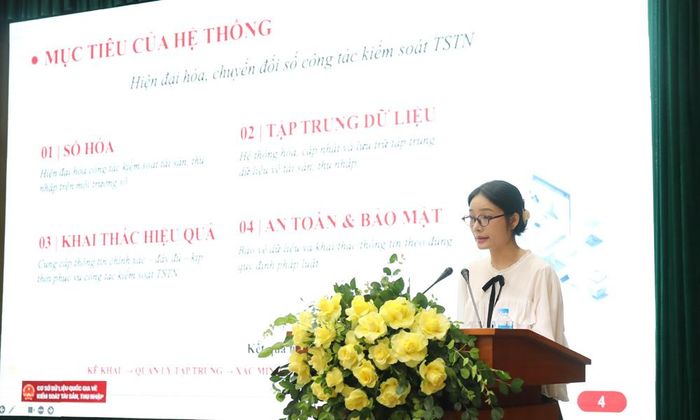  Cán bộ Thanh tra Chính phủ giới thiệu những nội dung liên quan cho đại biểu tham dự.  