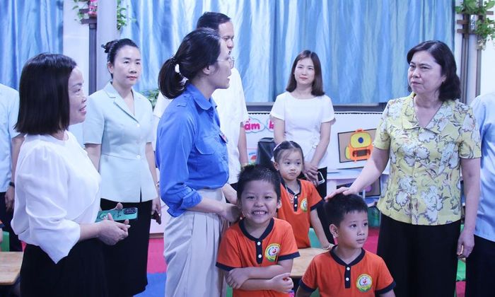 Đồng chí Trần Thị Hằng và các thành viên Đoàn khảo sát kiểm tra tại Trường Mầm non Lương Tài số 2.
