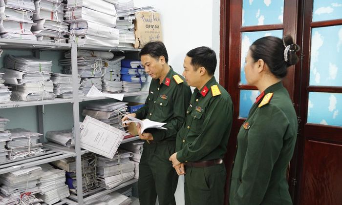  Đoàn công tác kiểm tra việc rà soát, phân loại thành phần hồ sơ cần số hóa. 