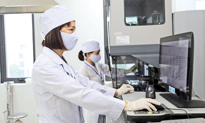 Bác sĩ Dương Thị Hiển (bên ngoài) cùng đồng nghiệp trong phòng xét nghiệm.