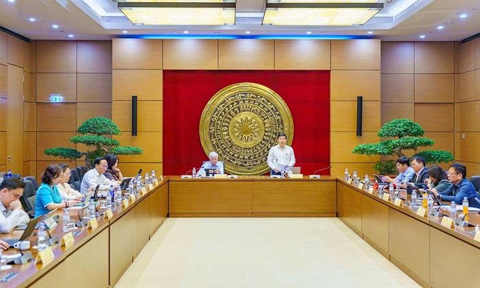  Toàn cảnh thảo luận tổ ngày 20/10. 