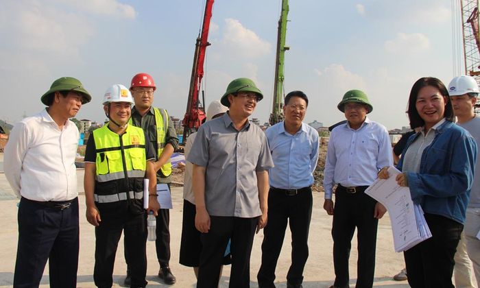  Chủ tịch UBND thành phố Phạm Hoàng Sơn kiểm tra tiến độ xây dựng dự án nhà lưu trú công nhân phường Nếnh. 