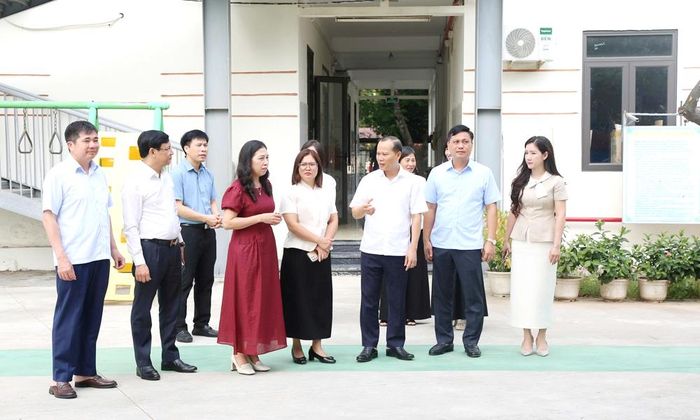  Đồng chí Mai Sơn và đoàn công tác kiểm tra thực tế tại Trường Mầm non Võ Cường. 