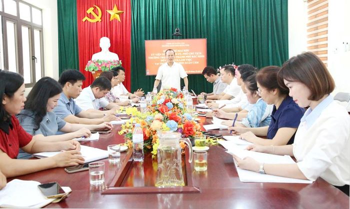  Đồng chí Mai Sơn làm việc tại Trường Mầm non Xuân Cẩm. 