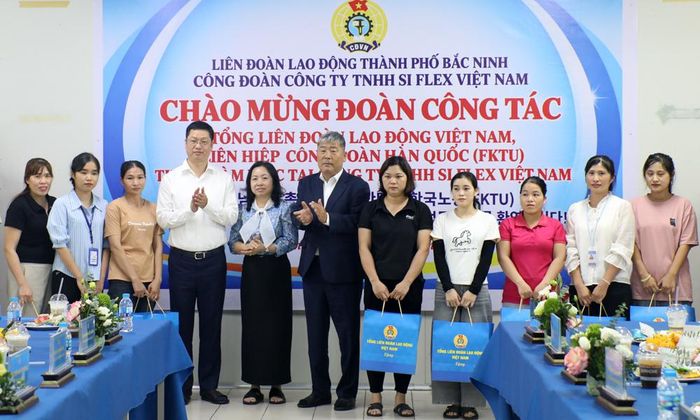 Các đại biểu trao quà cho công nhân. 
