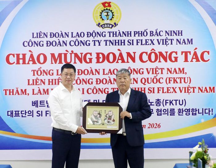  Đồng chí Trần Huy Phương trao quà lưu niệm cho ông Kim Dongmyeong. 