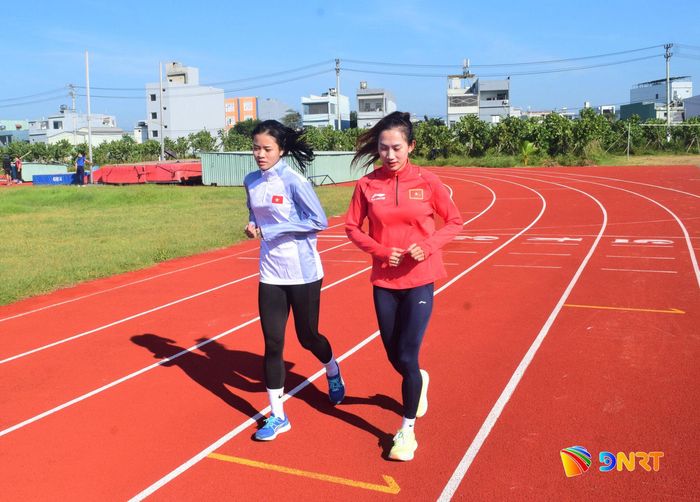 Vận động viên Nguyễn Khánh Ly (bên phải) và đồng đội nỗ lực tập luyện. Ảnh: NGUYÊN KHANG