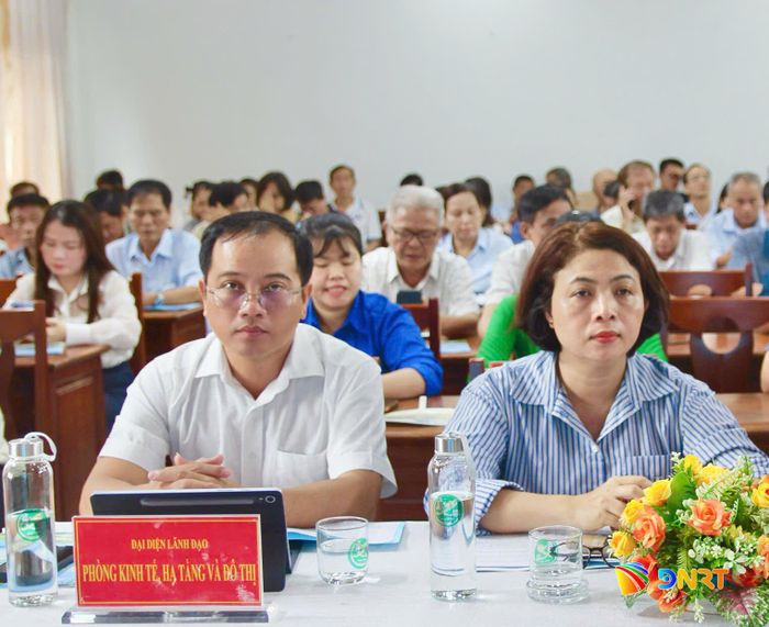 Đại biểu dự hội nghị trao đổi về công tác thu gom, xử lý rác thải tại khu dân cư.