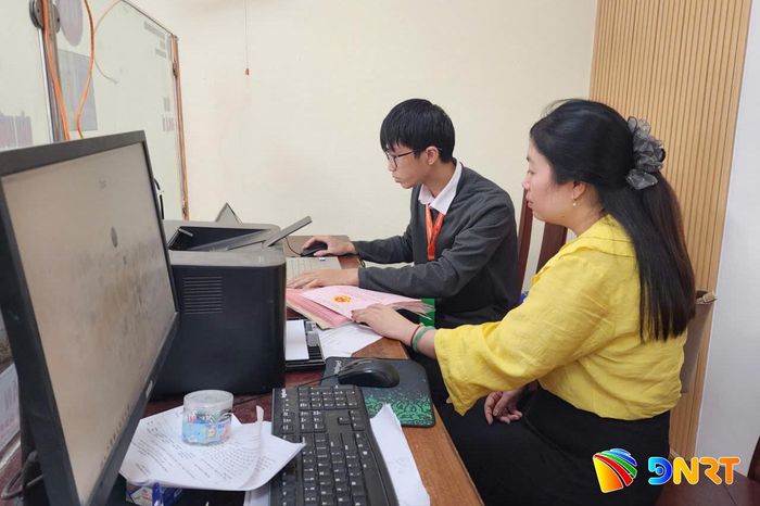 Giải quyết thủ tục hành chính tại Trung tâm Phục vụ hành chính công xã Hòa Tiến. Ảnh: NGỌC QUỐC
