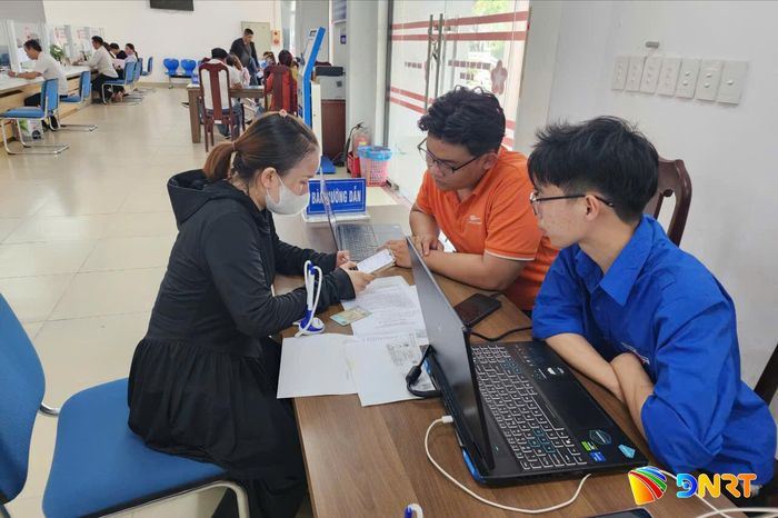 Cán bộ, đoàn viên hỗ trợ người dân làm thủ tục hành chính trực tuyến tại Trung tâm Phục vụ hành chính công xã Hòa Vang. Ảnh: NGỌC QUỐC