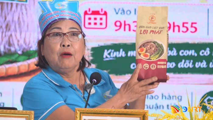Phụ nữ Thăng Điền tự tin giới thiệu sản phẩm. Ảnh: GIANG BIÊN