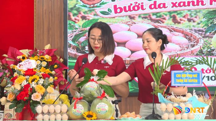 Phụ nữ thôn Kế Xuyên giới thiệu 2 sản phẩm gồm trứng gà ta và bưởi qua sóng livestream. Ảnh: GIANG BIÊN