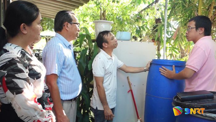 Người dân phường Hòa Xuân được hướng dẫn ủ chất thải thực phẩm vào bình chứa để làm phân hữu cơ hoặc chất tẩy rửa sinh học. Ảnh: HOÀNG HIỆP