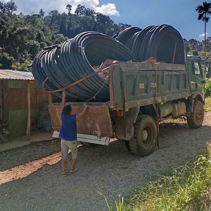 Người dân thôn Tar Cleng được hỗ trợ ống nhựa dẫn nước, tạo thuận lợi cho người dân Trà Leng sản xuất nông nghiệp. Ảnh: UBND xã Trà Leng