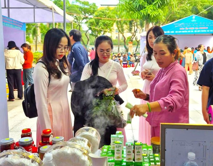 Các sản phẩm tinh dầu của Hợp tác xã Nông nghiệp Xanh Gò Nổi được giới thiệu đến du khách. Ảnh: TIỂU YẾN