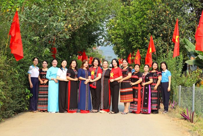 Mô hình “Đường cờ Tổ quốc” được Hội Liên hiệp Phụ nữ xã Thanh Mỹ triển khai tại các thôn. Ảnh: TIỂU YẾN