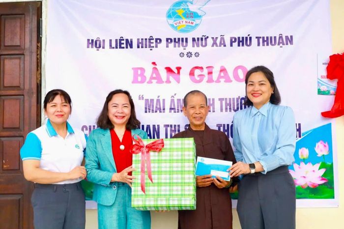 Hội Liên hiệp Phụ nữ xã Phú Thuận trao 80 triệu đồng hỗ trợ bà Phan Thị Sử (thứ 2, bên phải) xây dựng nhà. Ảnh: THANH THẢO