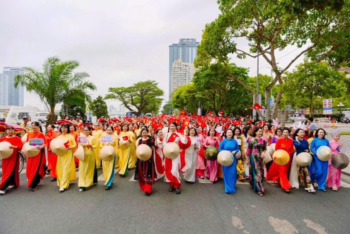 Phụ nữ Đà Nẵng tham gia diễu hành trong khuôn khổ lễ hội Áo dài Đà Nẵng 2026. Ảnh: TIỂU YẾN