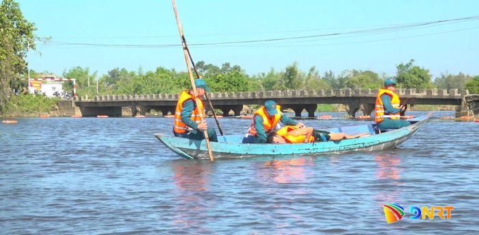Diễn tập một tình huống giả định cứu người bị đuối nước do ngập lụt. Ảnh: GIANG BIÊN
