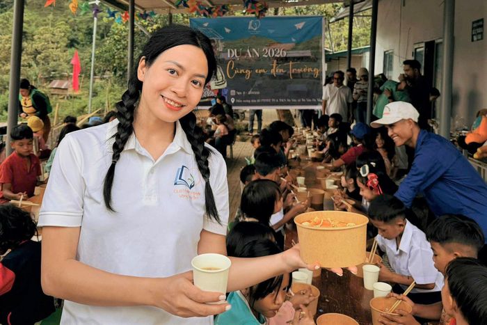 Chị Tôn Nữ Diệu Hạnh trong một chuyến thiện nguyện ở vùng cao Đà Nẵng. Ảnh: NVCC