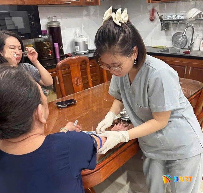 Các bác sĩ Trạm Y tế phường An Hải khám sức khỏe cho người dân tận nhà. Ảnh: CHIÊU DƯƠNG
