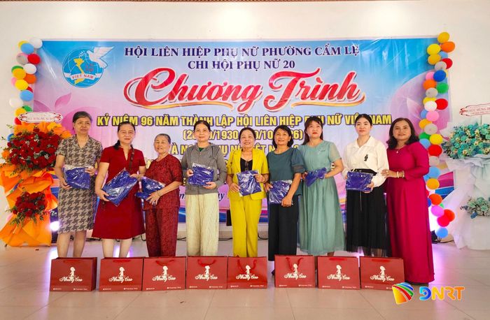 Chi hội Phụ nữ 20 (phường Cẩm Lệ) tặng áo dài cho hội viên phụ nữ. Ảnh: NGỌC QUỐC