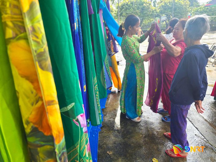 Hội viên phụ nữ tại tổ dân phố Bích Hà chọn những bộ áo dài ưng ý. Ảnh: NGỌC QUỐC