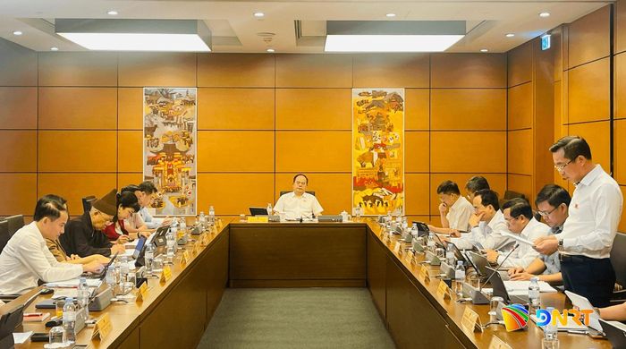 Quang cảnh thảo luận tổ sáng 20/10. Ảnh: HỒNG CHÂU