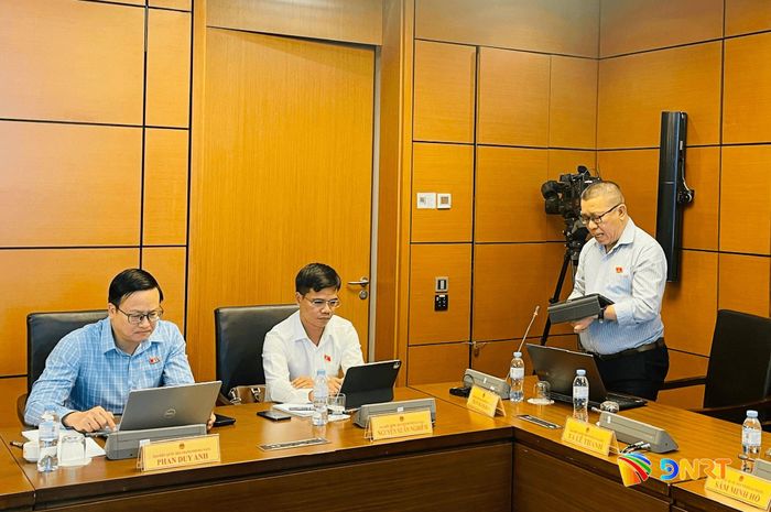 Đại biểu Quốc hội Trần Mạnh Huy thảo luận tại tổ. Ảnh: HỒNG CHÂU