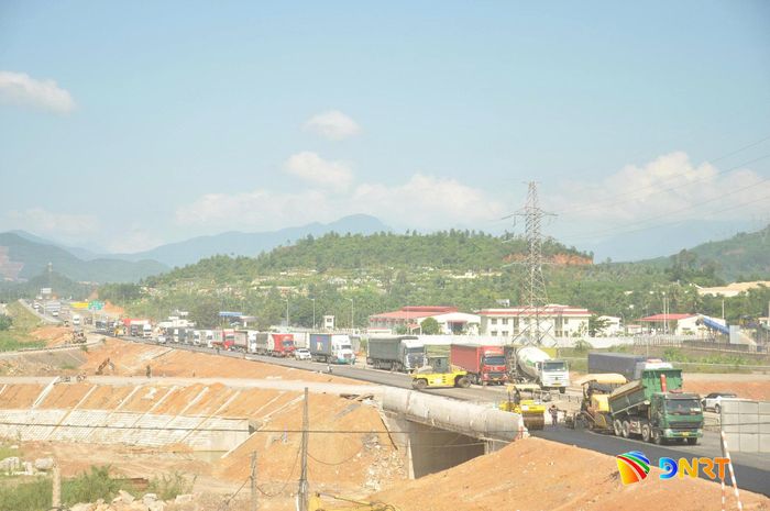 Lưu lượng lớn phương tiện di chuyển từ cao tốc Hòa Liên - Tuý Loan về nút giao quốc lộ 14B. Ảnh: L.V