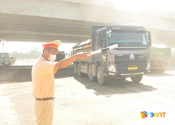 Phòng Cảnh sát giao thông Công an thành phố Đà Nẵng bố trí cán bộ, chiến sĩ điều tiết, phân luồng, hướng dẫn phương tiện tại nút giao. Ảnh: L.V