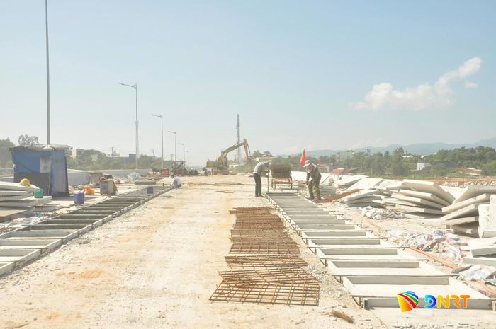 Nhà thầu tập trung nhân sự, trang thiết bị, máy móc để sớm đưa dự án Nút giao quốc lộ 14B với cao tốc Đà Nẵng - Quảng Ngãi về đích đúng tiến độ. Ảnh: L.V